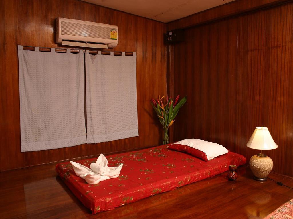 Regent Silom Hotel Банкок Екстериор снимка